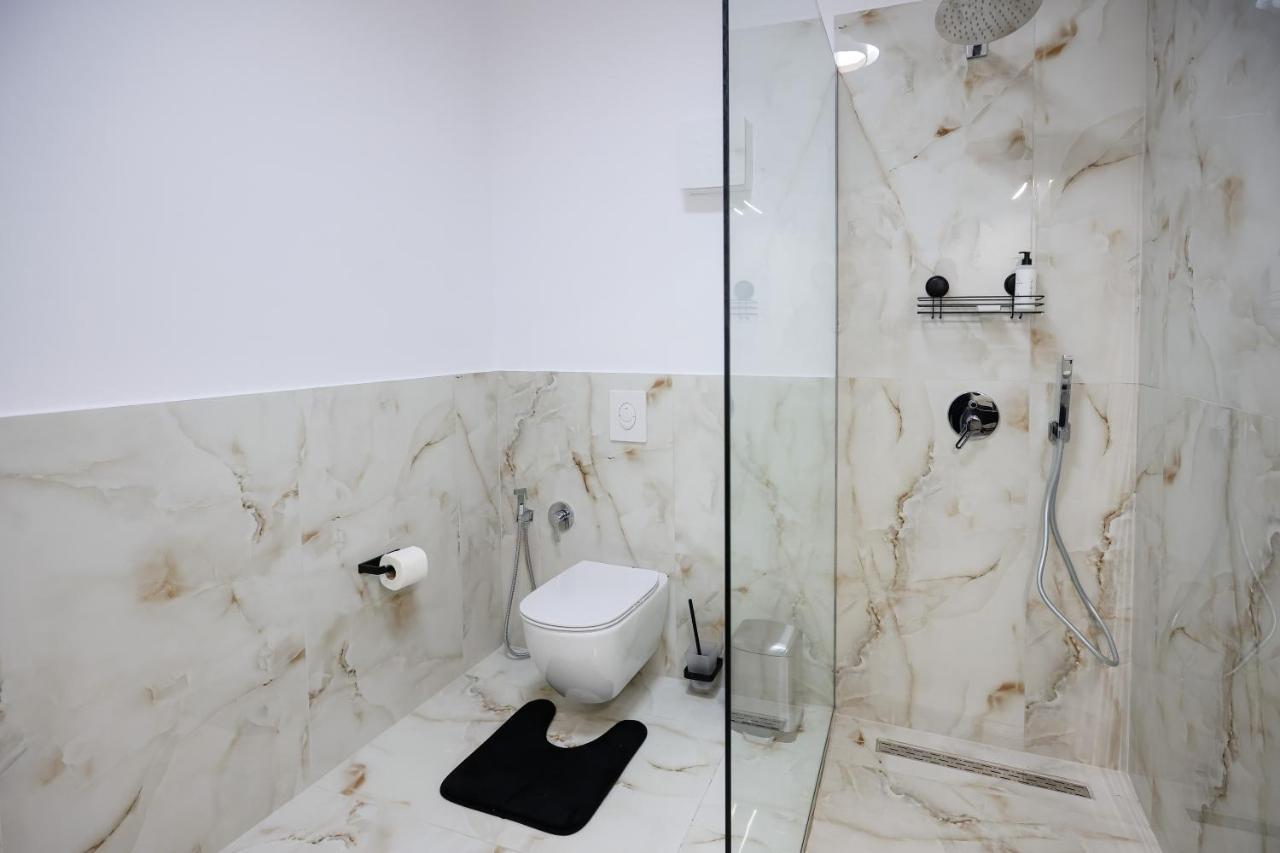 Vila Ferdinand Modern Rooms In Tirana'S Center 客房 照片